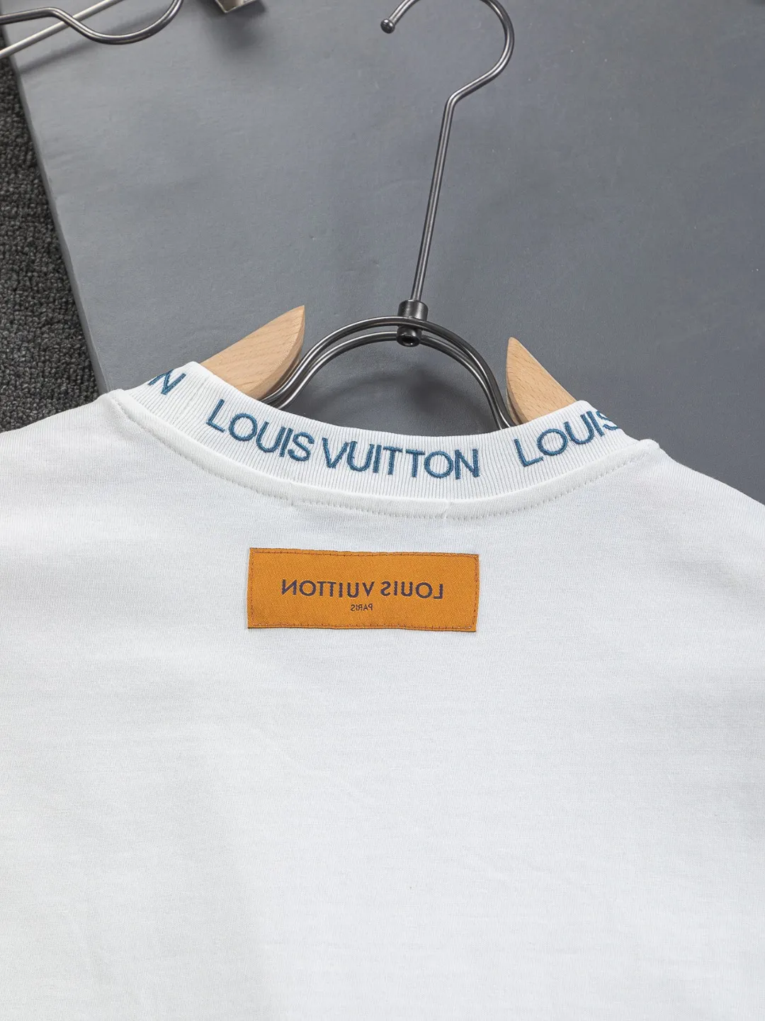 🅿️190 Louis Vuitton 1V LV micro-wide version S-XL LV 26ss new product counters are available at the same time. Multiple craftsmanship, simple letters embroidery on the collar + simple letter logo on the cuffs 🪡 embroidery, round neck short-sleeved T-shirt, same style for men and women! Consigned to one-to-one creation. Synchronized with the official website, pure cotton fabrics at the counter! It is close to the skin and comfortable, durable and easy to wear. It has a classic and simple logo design and meticulous original craftsmanship. Short-sleeves, a must-have item for men, do not appear to be the same for the general public, but must be unique and eye-catching. This LV short-sleeve is all about quality, comfort, the same shape and fashion as always, including fabrics and cutting techniques. All of them have been made with great effort! 320 grams of washed pure cotton fabric, pure cotton is breathable, very refreshing and comfortable for daily wear. The rib knitting on the neckline is smooth and tight, and the neckline will not be skewed if you toss it at will. The loose version, you will find that it looks really good on the upper body. The overall is minimalist and neat, super versatile for daily use! Pair it casually with a pair of pants for a youthful look. A T-shirt will make your outfit crazy. It is a fashionable item that can never go wrong! Color: Black White Size: S-XL Size chart: S: Shoulder width 50-Bust 56-Length 70 M: Shoulder width 52-Bust 57-Length 72 L: Shoulder width 54-Bust 59-Length 74 XL: Shoulder width 56-Bust 62-Length 76
